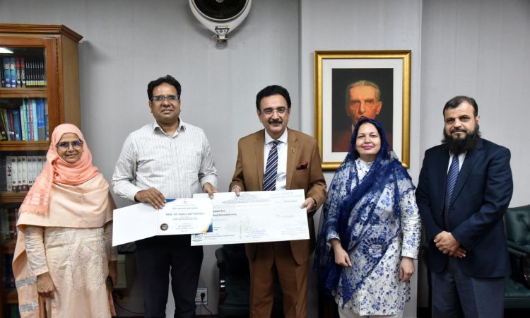dr abdul qayyums award by VC sb